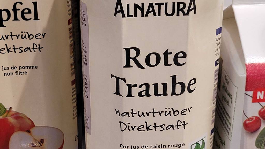 Im Detail die Beschriftung »naturtrüber Direktsaft« auf dem Tetrapak eines getesteten roten Traubensaftes.