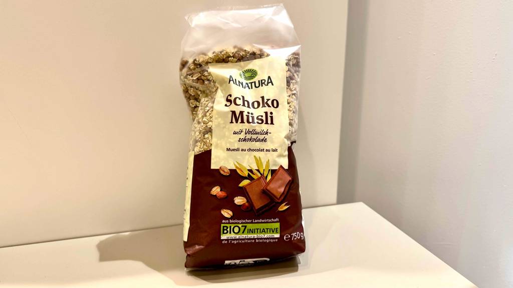 Getestet: Eine Packung Schoko-Müsli steht in einem weißen Regalfach.