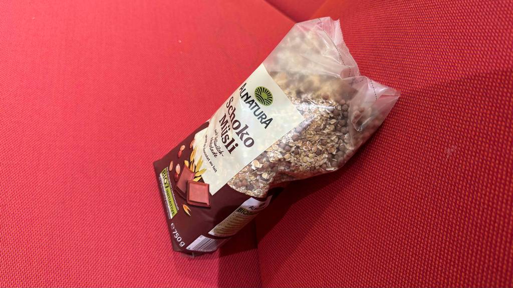 Im Test: Blick von der Seite auf das Schoko-Müsli in der durchsichtigen Verpackung.
