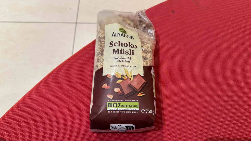 Schoko-Müsli-Test: Auf der Packung sind Schokolade- und Nussstückchen abgebildet.