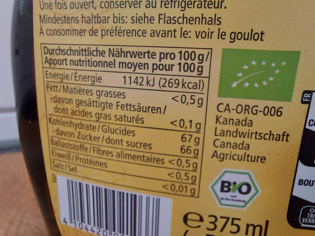 Ahornsirup im Test: Nährwertangaben auf der Rückseite einer Flasche Gut Bio Ahornsirup.