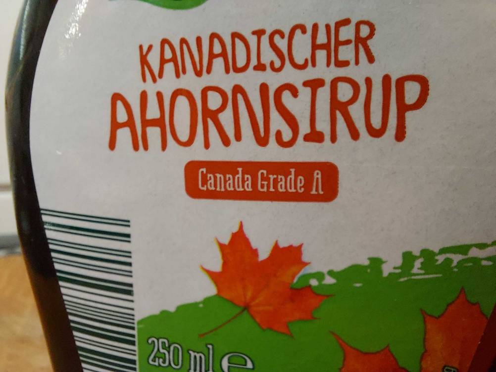Nahaufnahme des Labels einer Flasche getesteten Ahornsirups mit Inhaltsangabe.
