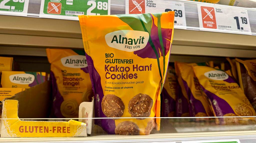 Glutenfreie Kekse im Test: Mehrere Packungen verschiedener Sorten stehen in einem Regal.