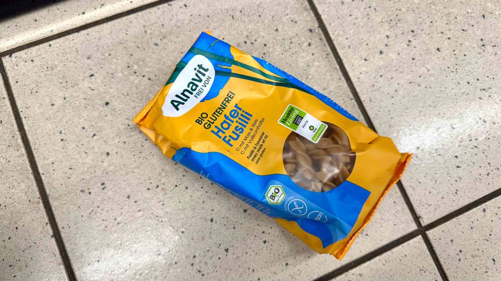 Eine Packung getestete glutenfreie Nudeln liegt auf hellen Fliesen.