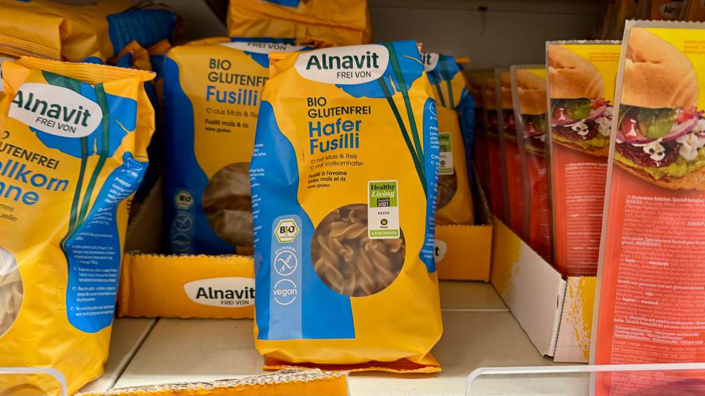 Glutenfreie Nudeln im Test: Mehrere Packungen stehen neben- und hintereinander in einem Regal.