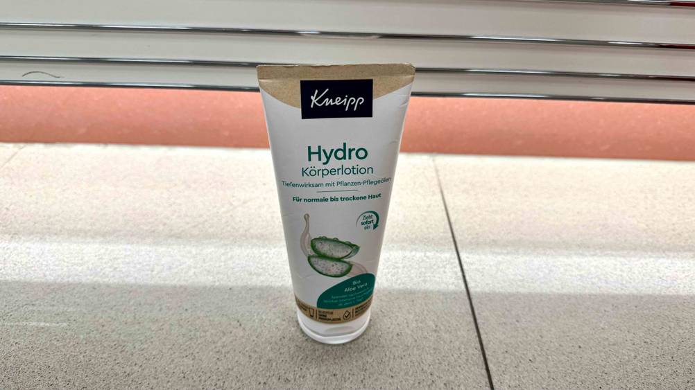 Aloe-vera-Bodylotion im Test: Eine Tube von schräg oben auf einem hellen Boden.