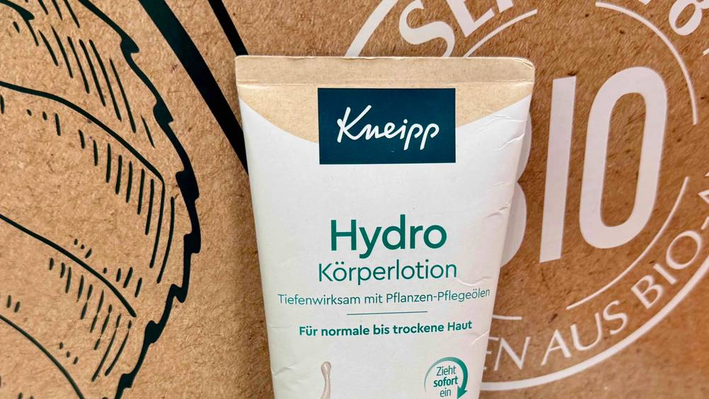 Aloe-vera-Bodylotion getestet: Nahaufnahme der Vorderseite der Verpackung mit Logo.