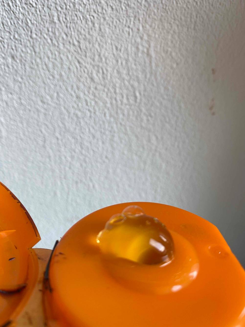Im Test: Nahaufnahme der Dosierhilfe mit austretendem Aloe Vera Gel.