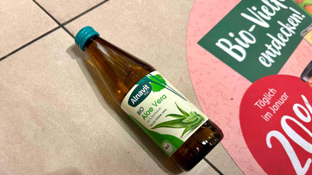 Aloe-vera-Saft (bio)-Test: Eine Flasche schräg seitlich auf dem Boden liegend.