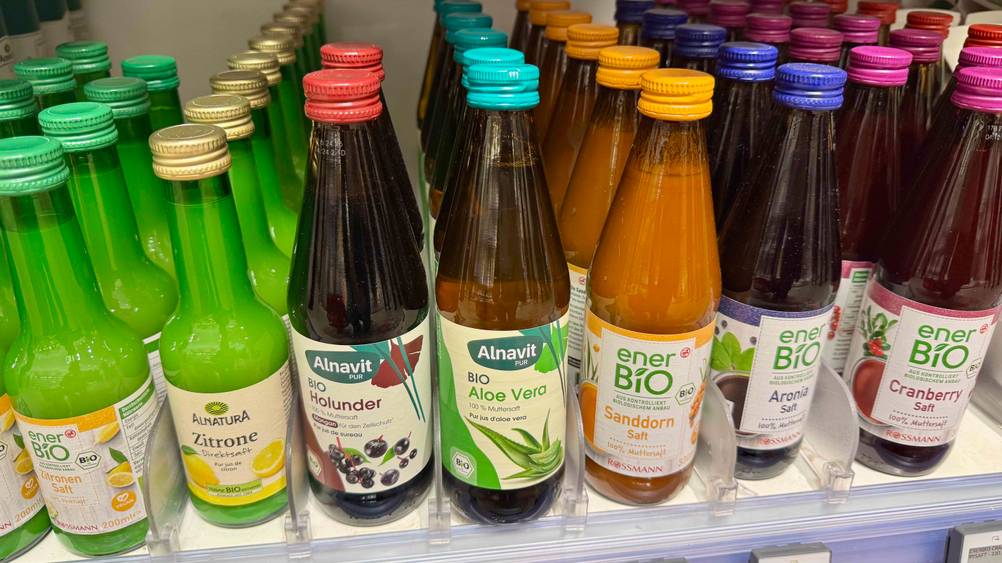 Aloe-vera-Saft (bio) getestet: Mehrere Flaschen stehen in einem Verkaufsregal.