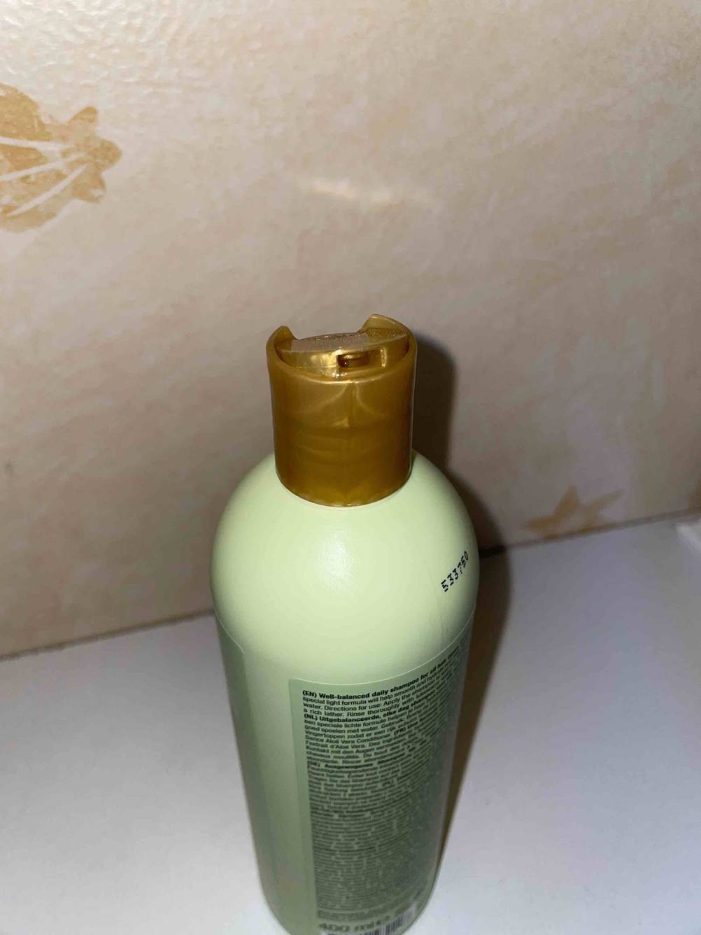 Nahaufnahme der Verschlusskappe einer Flasche Aloe-vera-Shampoos im Test.