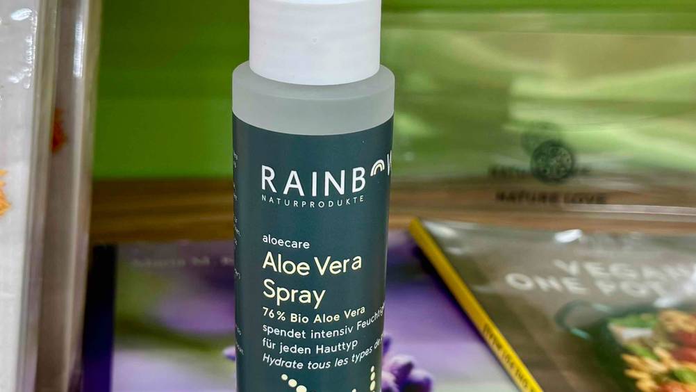 Aloe-vera-Spray getestet: Nahaufnahme des Labels auf der Vorderseite der Verpackung.