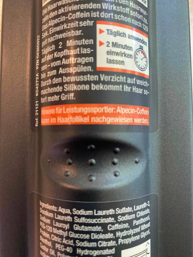 Im Test: Nahaufnahme der Anwendungshinweise auf der Rückseite einer Flasche Alpecin-Shampoo.