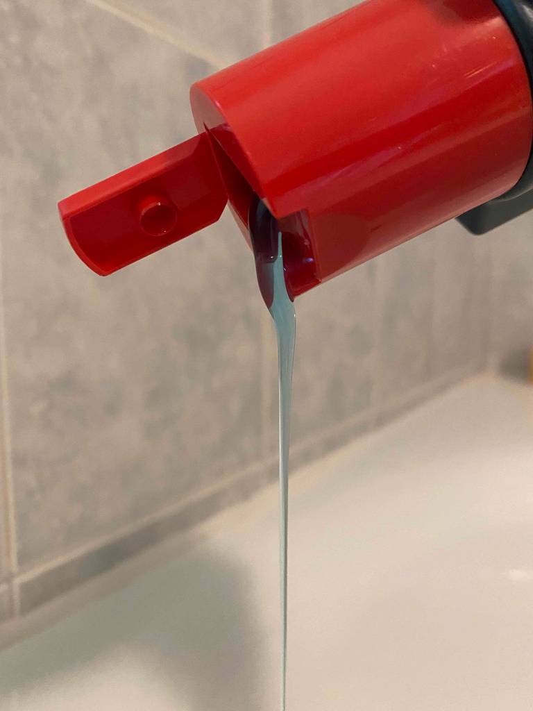 Alpecin Shampoo Flasche, aus der Shampoo läuft.