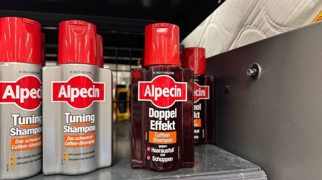 Männer-Shampoo gegen Haarausfall im Test: Mehrere Flaschen unterschiedlicher Sorten stehen in einem Regal.