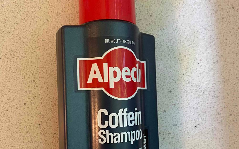 Alpecin-Shampoo im Test: Nahaufnahme des Logos auf einer Flasche.