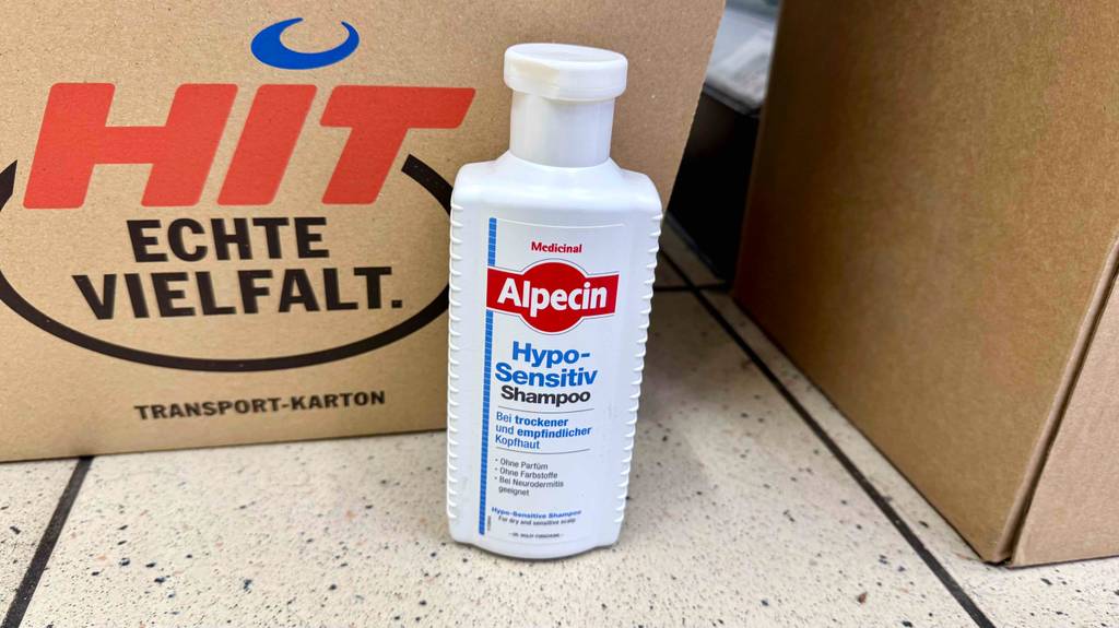 Shampoo gegen trockene Kopfhaut getestet: Nahblick auf den Deckel einer Flasche, die vor einem Karton steht.