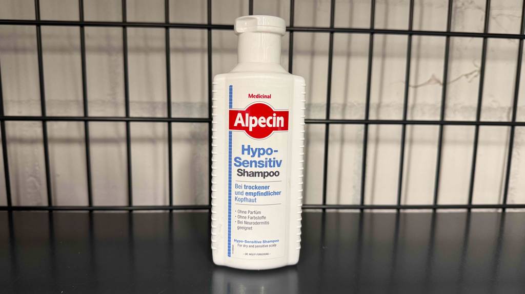 Auf der Flasche eines Shampoo gegen trockene Kopfhaut im Test stehen Informationen zum Inhalt.
