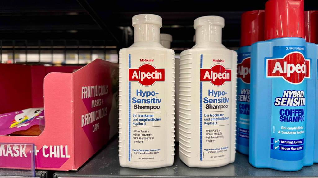 Shampoo gegen trockene Kopfhaut im Test: Mehrere Flaschen stehen zwischen anderen Produkten in einem Regal.