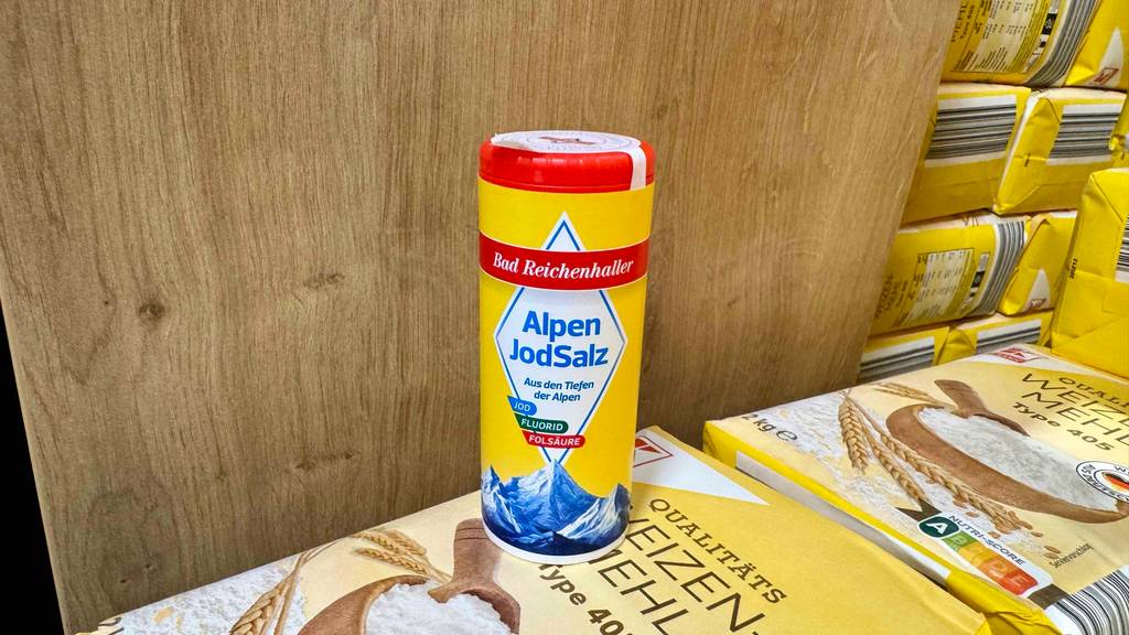 Ein Streuer mit getestetem Jodsalz steht auf einer Packung mit Weizenmehl.