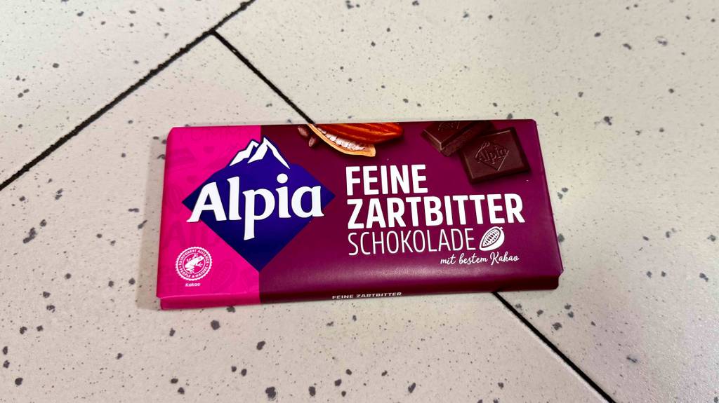 Alpia-Schokolade im Test: Auf der Tafel steht groß der Markenname.