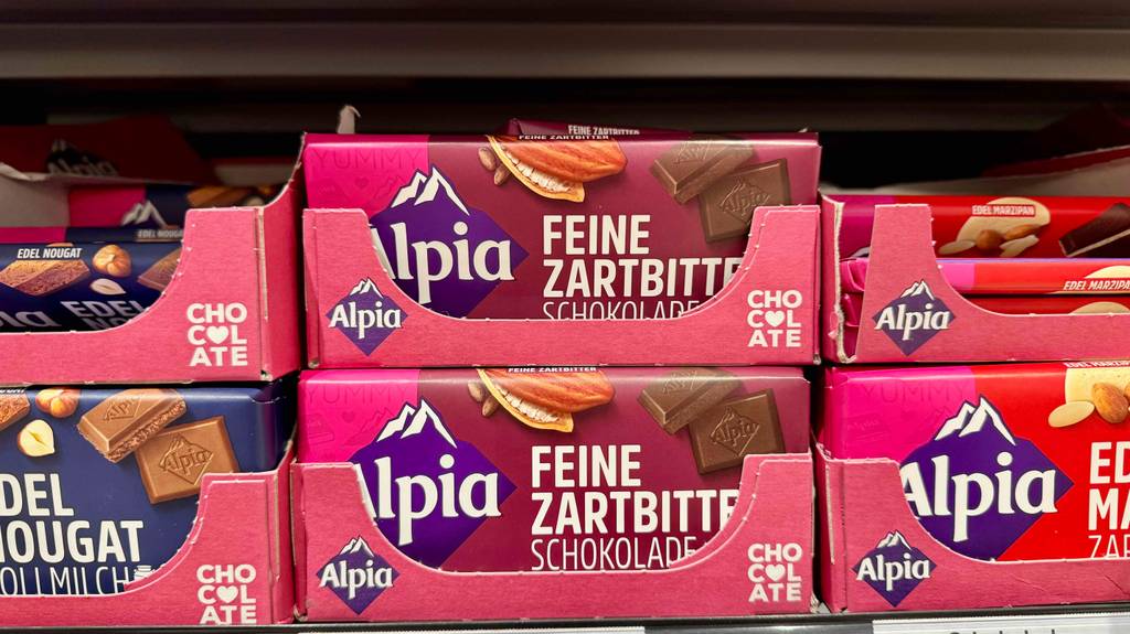 Alpia-Schokolade-Test: Mehrere Tafeln verschiedener Sorten sind neben- und aufeinander gestapelt.