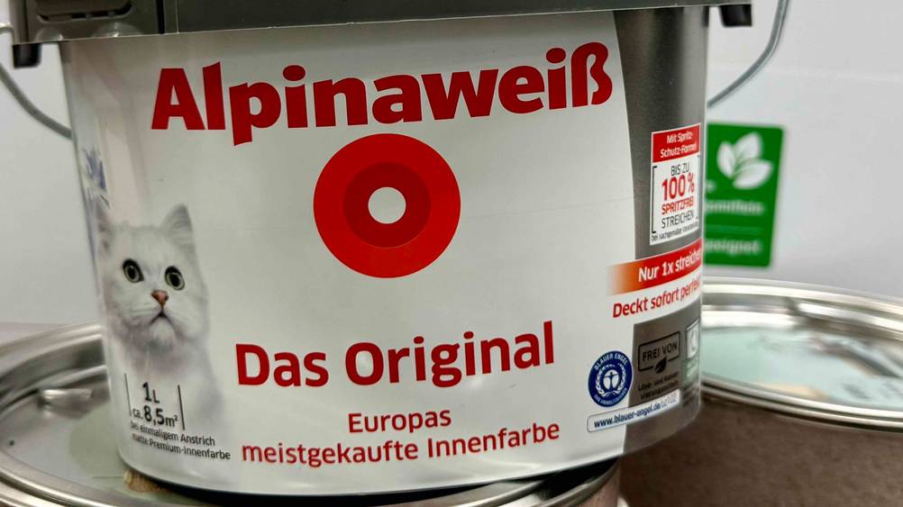 Alpina-Farbe-Test: Nahaufnahme des Labels mit Logo und Artikelbezeichnung.