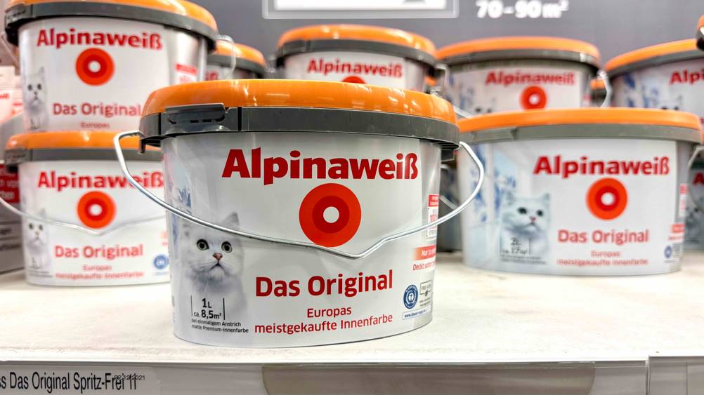 Mehrere Eimer der getesteten Alpina-Farbe stehen in einem Verkaufregal.