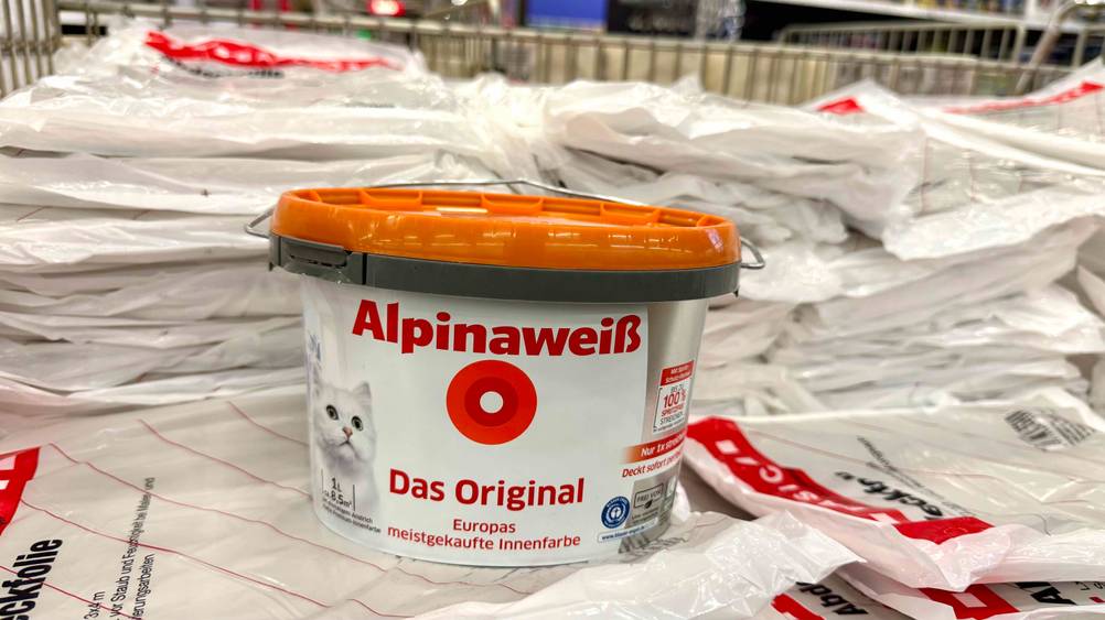 Auf mehreren Tüten steht die Alpina-Farbe im Test.