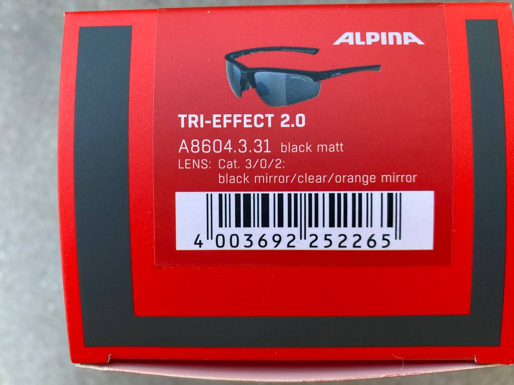 Fahrradbrillen-Test: Alpina Tri-Effect 2.0 Karton-Abbildung in Rot.