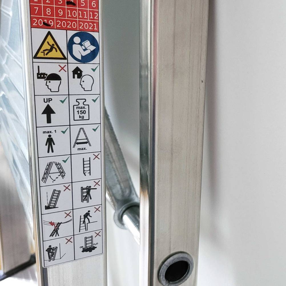 Die Instruktionen zur getesteten Leiter sind auf einem Aufkleber an der Leiter angebracht.