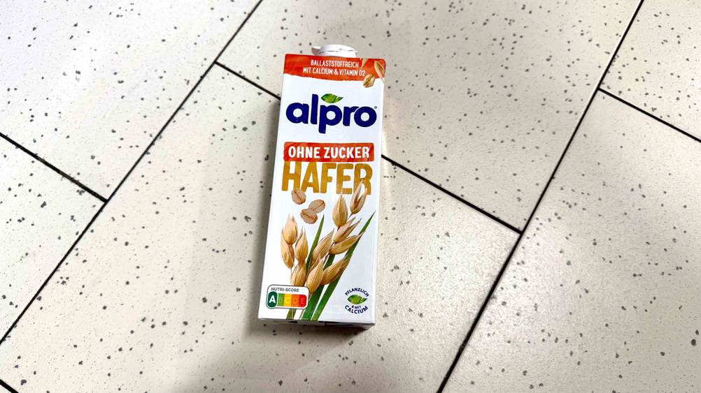 Getestet: Eine Packung Alpro-Haferdrink von oben auf einem hellen Boden liegend.