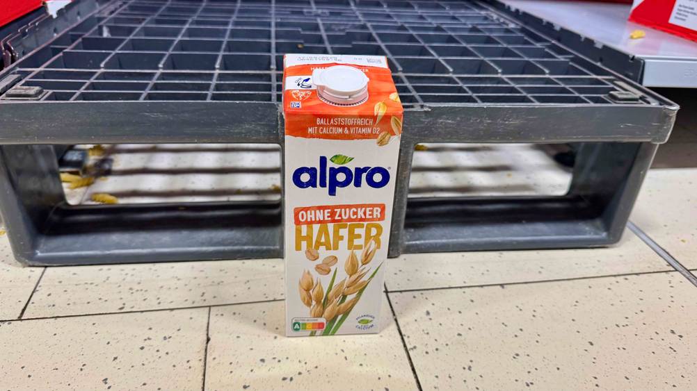 Eine Packung des getesteten Alpro-Haferdrinks vor einer Plastikpalette am Boden.