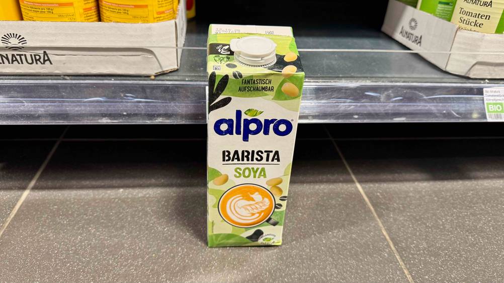 Eine Packung der getesteten Alpro-Sojamilch steht vor einem Verkaufsregal.