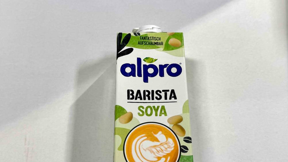 Alpro-Sojamilch getestet: Nahaufnahme der Verpackung von vorne mit Logo und Artikelbezeichnung.