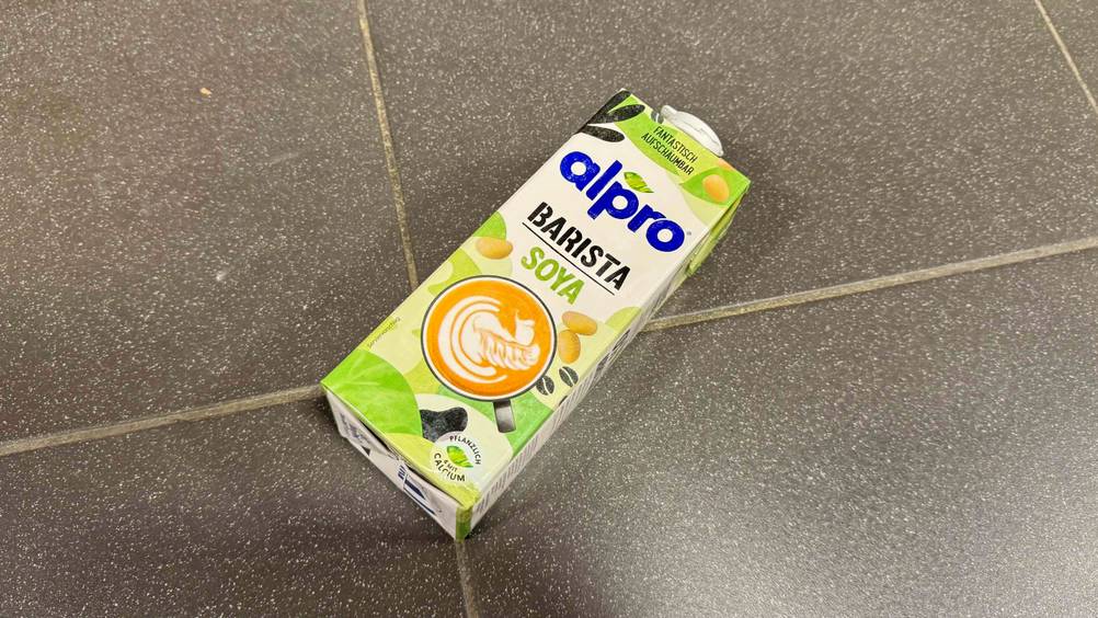 Alpro-Sojamilch im Test: Eine Packung liegt auf einem grauen Boden.