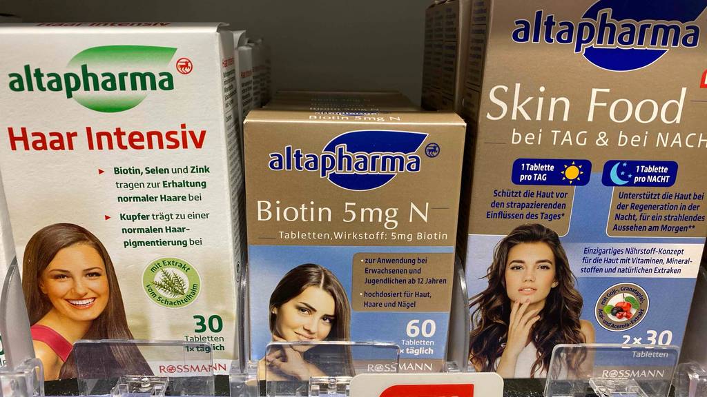 Biotin-Test: Rossmann Altapharma Biotin im Test steht in einer Verpackung zwischen weiteren Nahrungsergänzungsmitteln im Regal.