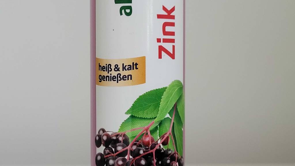 Detailansicht der Dose Vitamin-C-+-Zink-Kapseln im Test, die heiß und kalt eingenommen werden können.