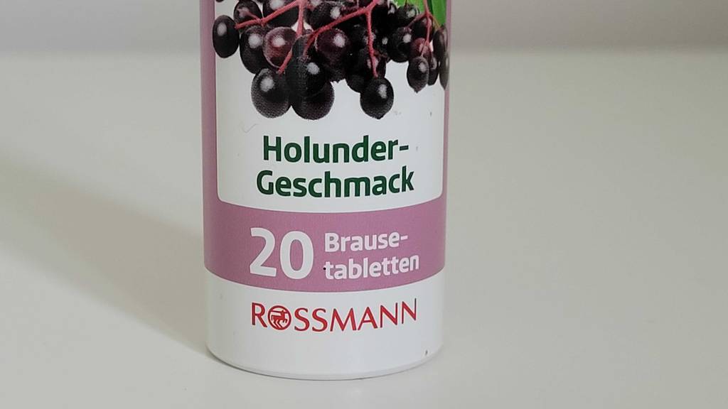 Detailansicht einer 20-Stück-Dose von getesteten Vitamin-C-+-Zink-Kapseln vor einer weißen Wand.