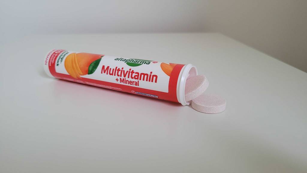 Eine Dose mit Multivitamin-Brausetabletten im Test liegt geöffnet auf einer weißen Oberfläche.