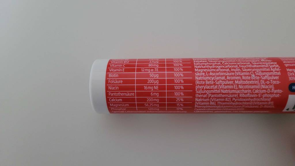 Detailansicht der Nährwerte, mit denen eine rote Dose mit Multivitamin-Brausetabletten im Test bedruckt ist.