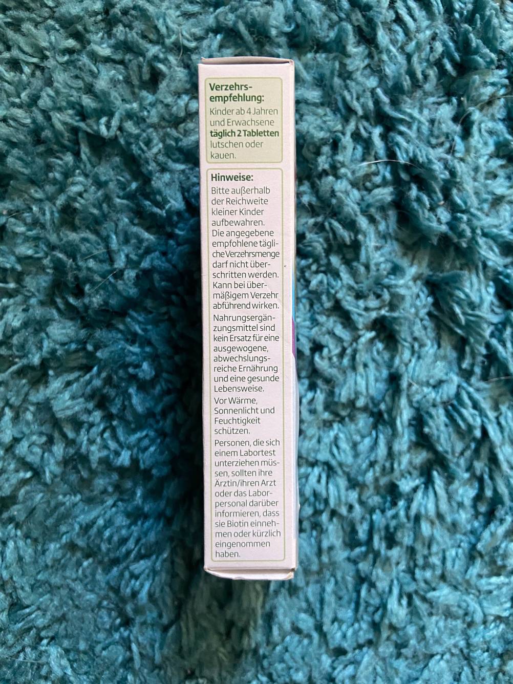 Auf der Packungsseite von getestetem Multivitaminpräparat stehen Anwendungshinweise.
