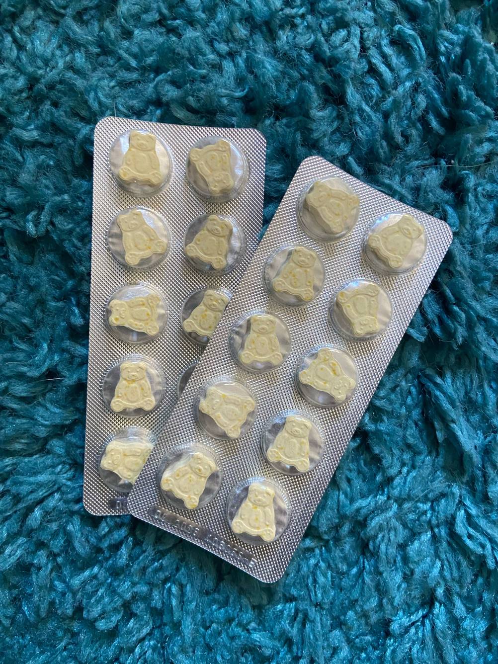 Im Test: Nahansicht von zwei übereinanderliegenden Blistern mit Multivitaminpräparat.