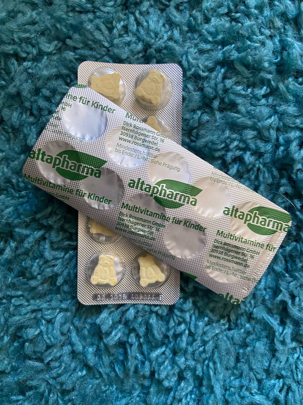 Multivitaminpräparat-Test: Auf der Rückseite des Blisters stehen Informationen zum Produkt und Hersteller.