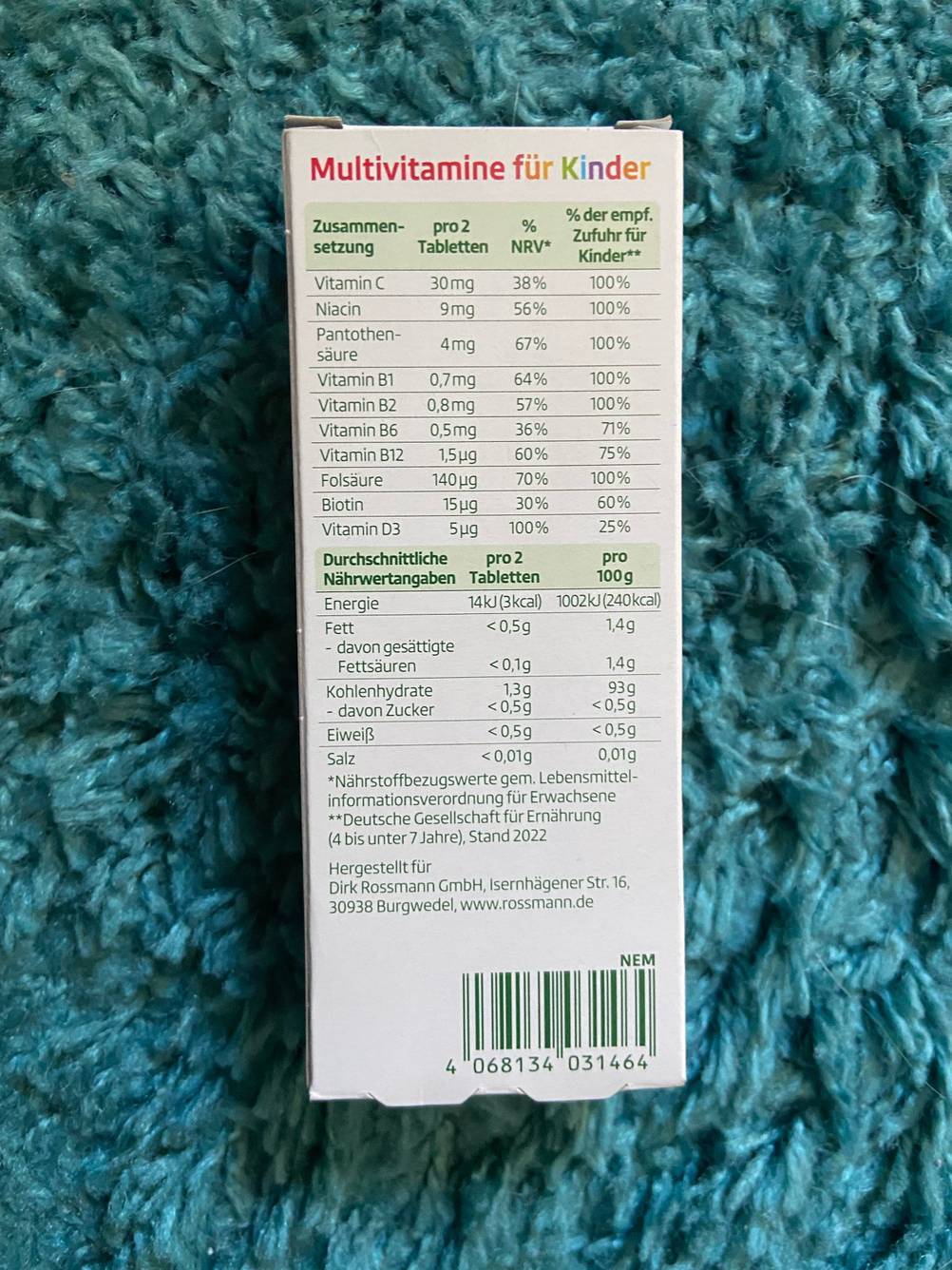 Multivitaminpräparat im Test: Auf der Rückseite der Verpackung stehen Informationen zu Nährwerten.