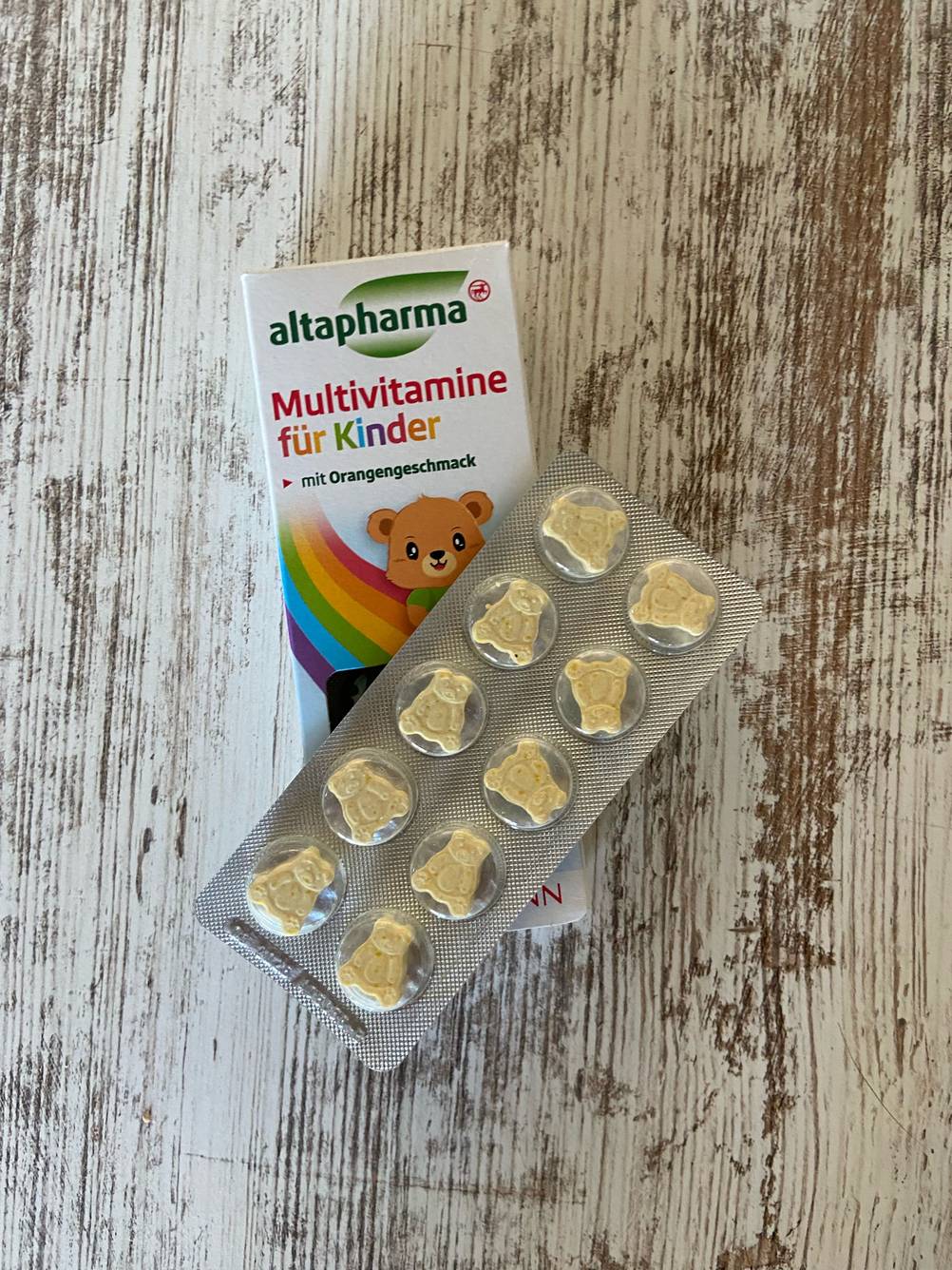 Multivitaminpräparat getestet: Ein Blister mit Tabletten in Bärchenform liegt auf der Verpackung.
