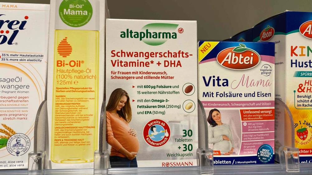 Im Test: Im Verkaufsregal neben anderen Produkten stehen Schwangerschaftsvitamine.