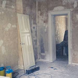 In einem Altbau wird ein Zimmer renoviert, die Tür ist ausgehängt.