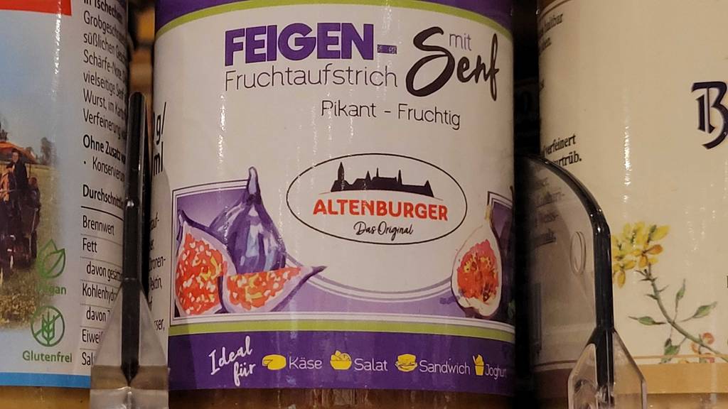 Detailaufnahme eines weiß-violetten Etiketts vom Altenburger Feigensenfs im Test.
