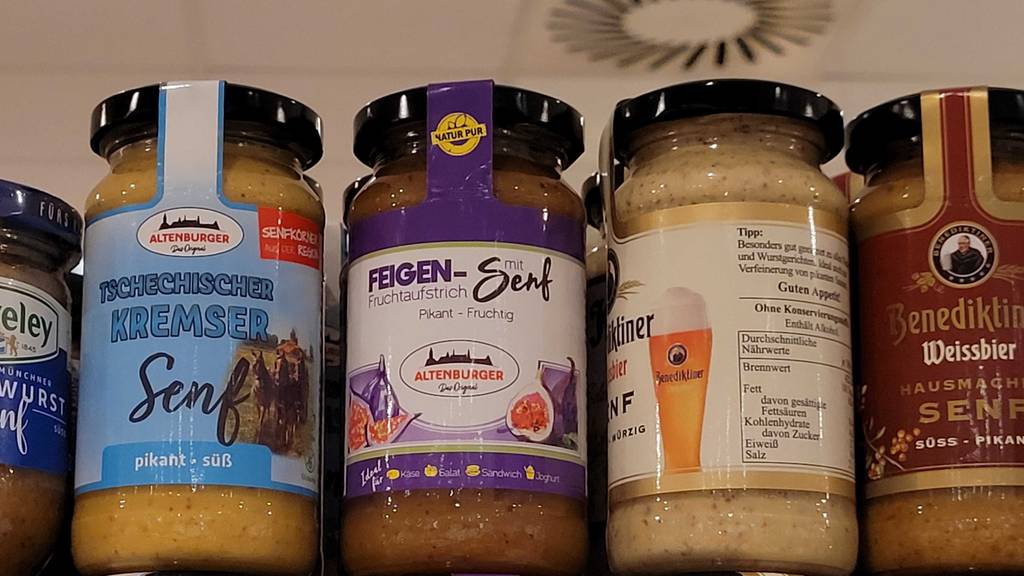 Feigensenf-Test: ein transparentes Glas mit Altenburger Feigensenf inklusive violett-weißem Etikett steht zwischen weiteren Senfsorten.
